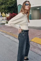 Jersey de punto color verde lima, con cuello pico y manga larga de sisa ancha que se estrecha hacia la muñeca.