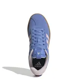Championes Adidas VL Court 3.0 de estilo urbano, confeccionados en gamuza sintética color azul con las icónicas tres tiras laterales en color rosado. Presentan una suela de goma color caramelo y un diseño inspirado en el calzado retro de canchas.