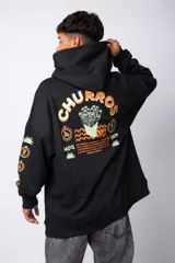 Buzo canguro oversize de algodón rústico, color gris claro, con capucha y cordones ajustables con logo estampado. Presenta un diseño gráfico pequeño en el pecho y detalles estampados en la manga.