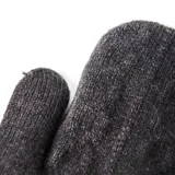 Guantes de punto tipo manopla en color gris oscuro, con puño acanalado elástico.