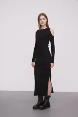 Vestido midi negro de punto canalé con mangas largas y hombros descubiertos.