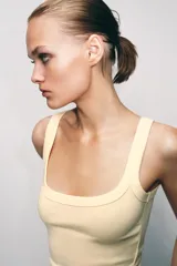 Musculosa de algodón fit entallado con escote redondo y diseño liso.