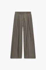 Pantalón de tiro alto con corte de pierna ancha, confeccionado con detalle de pinzas en el delantero. Cuenta con bolsillos laterales, falso bolsillo de vivo en la parte posterior y cierre frontal con cremallera y gancho metálico.