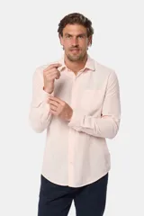 Camisa celeste de lino de manga larga con bolsillo en el pecho y botones personalizados.