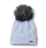 Gorro tejido de punto color celeste con diseño de ochos, dobladillo vuelto y pompón grande de piel sintética en tono gris oscuro. Cuenta con una pequeña placa metálica con la marca grabada.