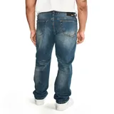 Pantalón de jean corte recto en tono azul medio con efecto desgastado, cuenta con cinco bolsillos y cierre frontal con botón y cremallera.