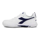 Championes de tenis Diadora modelo Challenge 5 para mujer, color blanco con detalles en azul marino. Poseen capellada con perforaciones laterales para mayor transpirabilidad, cierre de cordones y suela de goma resistente.