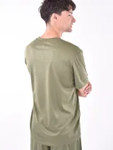 Remera negra de poliéster, corte clásico y cuello redondo.