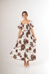 Vestido midi color blanco con estampa floreada marrón, escote cuadrado con cuerpo en punto smock y mangas globo cortas.