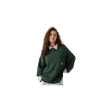 Sweater de punto verde oscuro con diseño de franjas horizontales texturizadas, cuello redondo y un pequeño parche rectangular amarillo con letras rojas en el pecho.