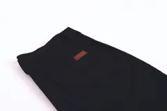 Pantalón de vestir azul marino, de corte ajustado, con bolsillos laterales y traseros.