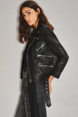 Campera de cuero ovino estilo motoquero con solapas, charreteras en los hombros y cierres metálicos plateados en el frente, bolsillos y puños.