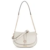 Cartera tipo saddle bag de Guess, color beige, con formato estructurado, solapa frontal con cierre magnético y logo metálico dorado. Incluye correa de hombro con cadena y detalle de tira decorativa.