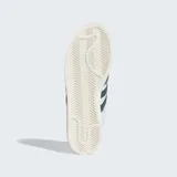Championes Adidas modelo Jabbar Hi, de corte medio, con exterior de cuero blanco, detalles en gamuza verde oscuro en las tres tiras laterales y el cuello, y suela de goma color crema.