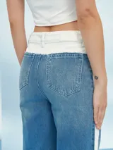 Pantalón de jean azul con cintura clara y una franja blanca vertical en los laterales.