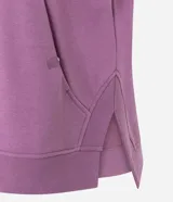Buzo cerrado deportivo de corte oversized, color violeta, con cuello redondo, mangas largas con puños acanalados y bolsillo frontal funcional. Presenta detalles de encaje en los laterales y ruedo acanalado.