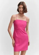 Vestido corto de lino en color fucsia, con diseño recto, cuello cuadrado y tirantes finos ajustables con lazo.