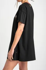 Vestido midi negro de algodón con mangas cortas, cuello redondo marrón con borde festoneado y pequeño bordado de velero en el pecho.