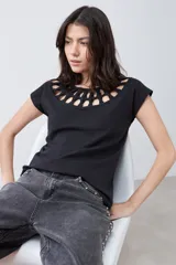 Remera negra de mangas cortas con cuello redondo calado.