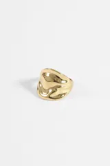 Anillo de acero quirúrgico con diseño orgánico de superficie irregular y acabado brillante.