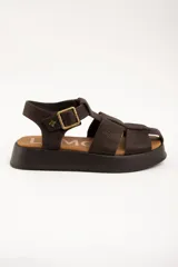 Sandalias estilo cangrejera de cuero marrón con plataforma, tiras cruzadas en el empeine, tira ajustable con hebilla metálica en el tobillo y detalle de estrella dorada grabada.
