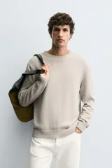 Jersey relaxed fit de algodón color beige, con cuello redondo, manga larga y efecto lavado. Los acabados son en rib.