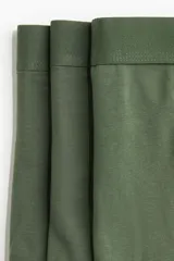 Pack de tres calzoncillos tipo trunk en color verde militar, confeccionados en punto elástico con cintura elástica y costuras planas.