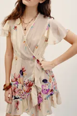 Vestido corto cruzado de viscosa con estampado floral multicolor, escote en V con detalle de encaje, mangas cortas con volados y falda con volados en el borde.
