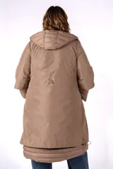 Campera tipo anorak de nylon color caqui, con diseño de largo midi, cierre frontal completo, capucha integrada y detalle de ruedo acolchado en la parte inferior.