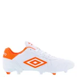 Championes de fútbol Umbro modelo Touch FG para hombre, diseñados para superficies de césped natural firme. Presentan una capellada de cuero sintético en color blanco con detalles en naranja, cierre de cordones y suela con tapones estratégicamente ubicados para optimizar la tracción y estabilidad en el campo de juego.