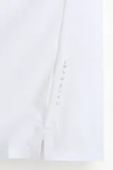 Remera deportiva blanca de manga larga con cuello redondo, confeccionada en tejido funcional DryMove con detalles reflectantes y texto estampado en las mangas.