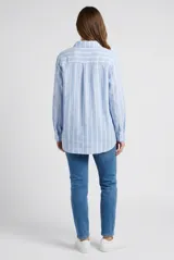 Camisa de manga larga con diseño de rayas verticales en tonos beige y blanco, cuello camisero, cierre frontal con botones y un bolsillo aplicado en el pecho.