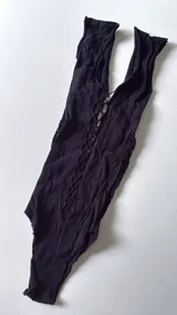 Body negro de malla elástica con aberturas frontales cruzadas.