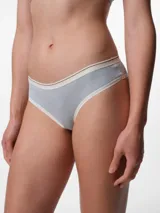 Bombacha de tiro medio confeccionada en tela punto rib acanalada, con elástico aplicado en cintura y piernas. Cuenta con fundillo de algodón.