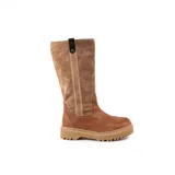 Bota de caña alta combinada, con pie de cuero liso en tono marrón y caña de gamuza en tono beige. Presenta suela track dentada y detalle de tira vertical con broche metálico en la parte superior de la caña.