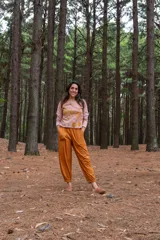 Pantalón tipo babucha color camel, con cintura y puños elastizados, bolsillos delanteros y confeccionado en 100% algodón.