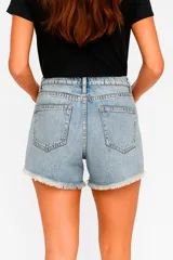 Short de jean de tiro alto con diseño de roturas y ruedo deshilachado.