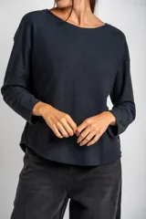 Sweater blanco de algodón peinado con elastano, de calce oversize y mangas largas.