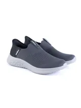 Championes slip-on negros de Umbro, con capellada de tejido flyknit y suela de phylon.