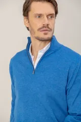 Sweater de lana merino con cuello alto y cierre frontal parcial, de diseño clásico y ajuste regular.