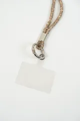 Correa para celular de diseño trenzado en color plateado, con herrajes metálicos y placa de sujeción transparente.