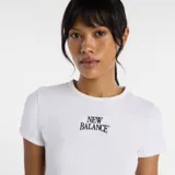 Remera de algodón blanca con cuello redondo y mangas cortas, corte ajustado al cuerpo y logo de New Balance bordado en el centro del pecho.