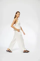 Top blanco de lino con breteles finos elásticos regulables en la espalda y fruncido en el escote y la espalda.