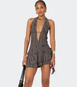 Minivestido gris con textura, escote halter y espalda descubierta.