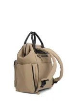 Mochila Hush Puppies modelo Horsham, color beige con detalles en negro. Cuenta con múltiples bolsillos frontales con cierre, asas superiores de mano en color negro y el logo de la marca estampado en la parte inferior.