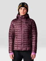 Campera puffer ultraligera de Mountain Hardwear, con diseño acolchado, cierre frontal completo, capucha integrada y bolsillos laterales con cierre. Confeccionada con tejido ripstop reciclado y aislamiento de plumón de alta calidad.
