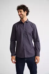 Camisa clásica de hombre, color rosa con microestampado, de corte slim, manga larga y logo bordado en el pecho.