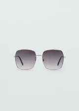 Gafas de sol de diseño cuadrado con montura metálica plateada y cristales degradados en tonos grises.