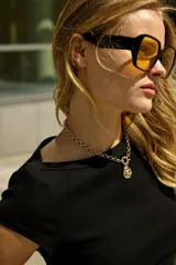 Top corto negro de punto acanalado, corte ajustado, con mangas cortas y escote bote.