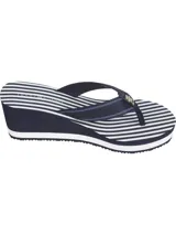 Ojotas de cuña con plataforma, plantilla con rayas horizontales azul marino y blancas, y tiras de tejido trenzado azul marino con logo de Tommy Hilfiger en dorado.